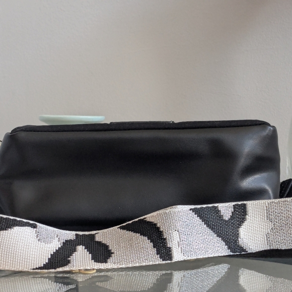 Yves Saint Laurent - Picture 8 of 11